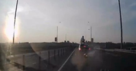 Motorist preživio nesreću zahvaljujući nevjerojatnoj akrobaciji dostojnoj najboljih akcijskih filmova