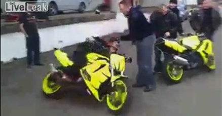 Nevjerojatni drifter na motoru izvodi ludorije