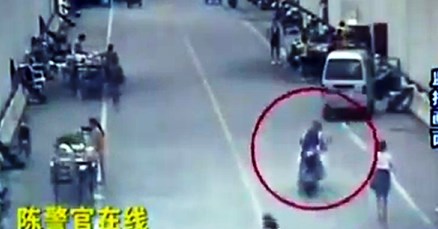 Motorist blejao u ženu i zabio se u auto