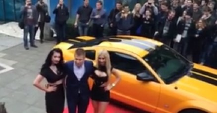 Zagrebački "Dan Bilzerian": Po diplomu došao Mustangom i s dvije prezgodne djevojke