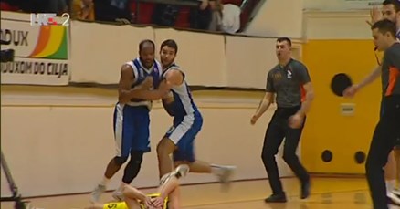ŽESTOKA TUČNJAVA KOŠARKAŠA ZADRA I SPLITA Nakon fajta u dvorani ostalo samo osam igrača