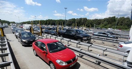 GUŽVE NA GRANICI I PREMA MORU Na ulazak u Hrvatsku čeka se po dva sata, na Lučkom kolona od 14km
