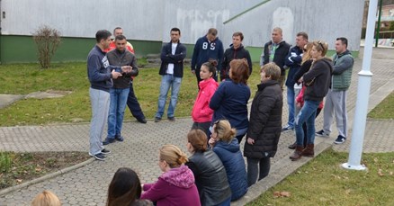 VELIKA POBUNA Djeca masovno napuštaju klub, preko njihovih leđa lome se lokalni izbori