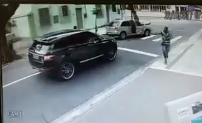 NOGOMETAŠ U RIJU OPLJAČKAN USRED DANA Pištoljima ga istjerali iz automobila, sve je snimljeno