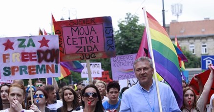 FOTO Ranko Ostojić mahao LGBT zastavom: "Bio sam tu i kad je bilo nasilja, ovo je moja Hrvatska"
