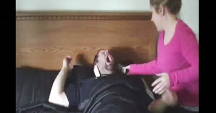Tip i žena si rade spačke dok spavaju