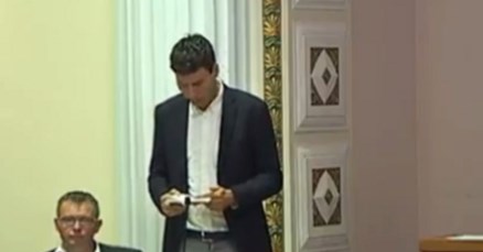 Sabor usvojio proračun za 2018.: Bauk na klupu stavio štikle, Pernar čitao Bibliju
