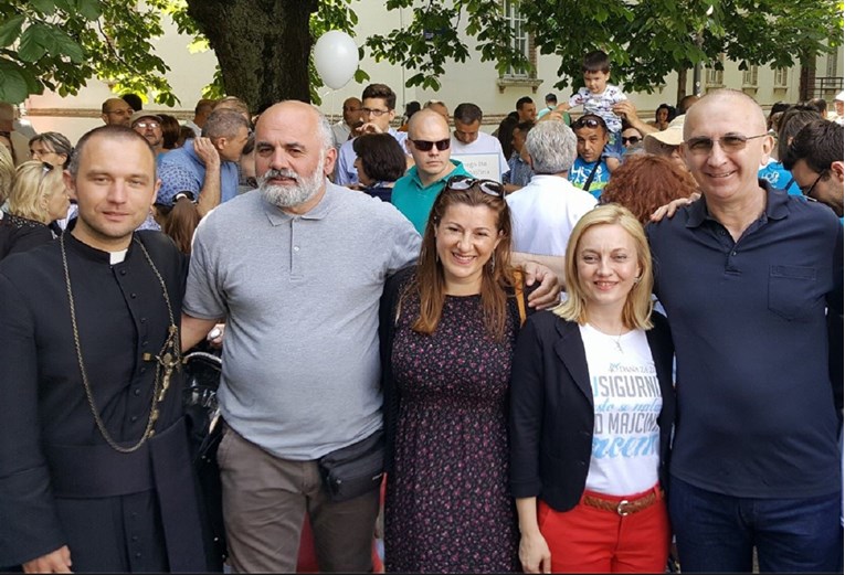 FOTO Na Hodu za život i osuđeni ratni zločinac, Marijana Petir ga zagrlila