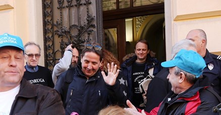 Maja Šupe je tužila Stipu Petrinu, a zbog toga su njegovi simpatizeri danas prosvjedovali u Zadru