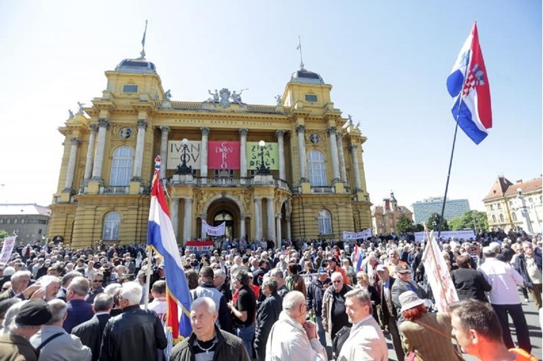 NOVA DRAMA RADIKALA ISPRED KAZALIŠTA S Markićkom i Hasanbegovićem prosvjedovali protiv Tita
