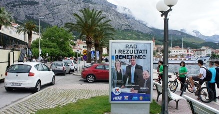 Makarska: Na HDZ-ovim plakatima uz slogan "Rad i rezultati" osvanule naljepnice s natpisom "A poštenje?"