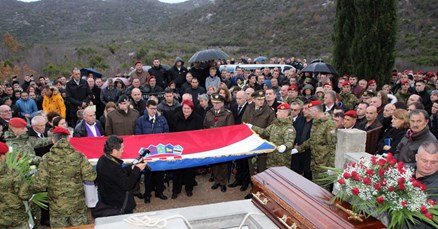 Tragedija na sprovodu heroja Domovinskog rata, umro policajac