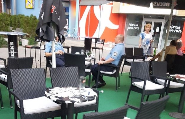 FOTO Bahatost bez granica: Policajci u Zagrebu parkiraju u pješačkoj zoni pa odlaze u kafić