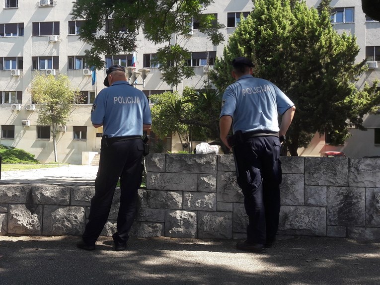 DRAMA U SPLITU Zalio se benzinom pred uredom državne uprave i prijetio da će se zapaliti