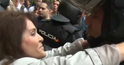 VIDEO Na ulicama Barcelone prosvjednica strastveno poljubila policajca