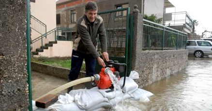 Metković pred izvanrednim stanjem zbog poplave, Ličani spremni za evakuaciju
