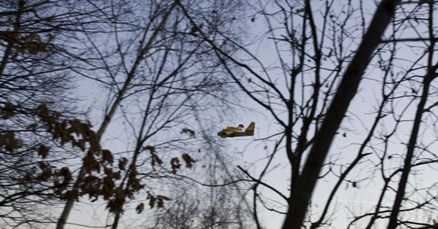 Kanader gasi požar na miniranom području kod Vrlike, lokaliziran požar kod Knina