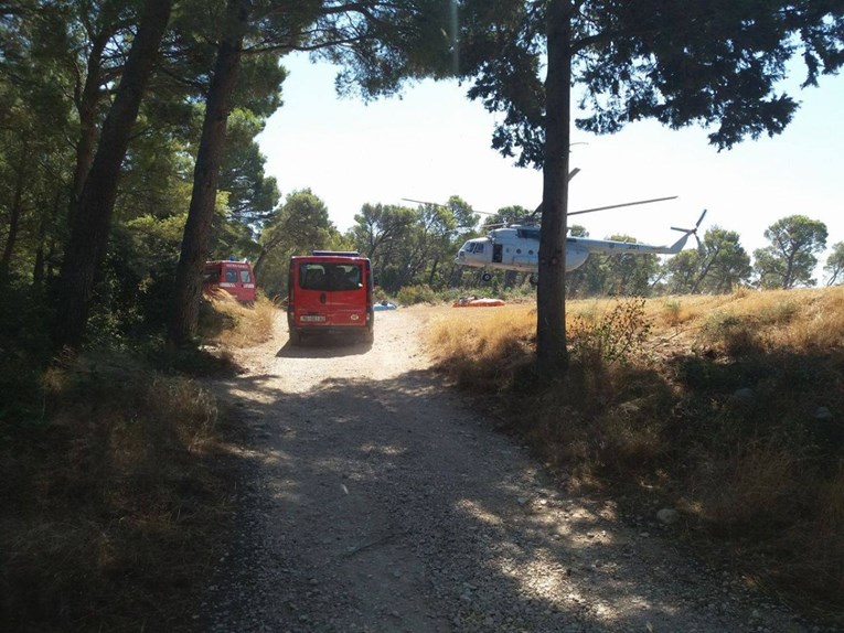 FOTO Pogledajte improvizirani helidrom u Makarskoj, odavde cijeli dan lete helikopteri prema Biokovu