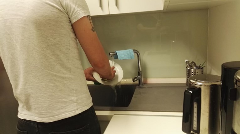 Hrvatske žene u danu obave više kućanskog posla nego muškarci u cijelom tjednu