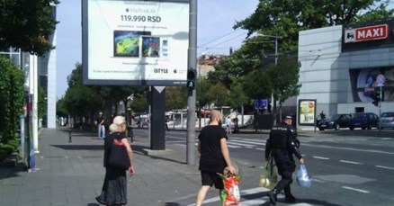 Fotka iz Beograda koja je mnoge rasplakala: Jedni napadaju Paradu ponosa, a drugi su ljudi
