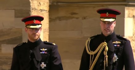 Harry se prije ulaska u crkvu požalio bratu da ga muči jedan problem
