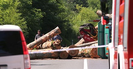Jedan poginuo, troje ozlijeđenih: Sudarili se tegljač natovaren balvanima i dva automobila