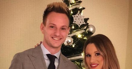 FOTO Ivan Rakitić čestitao Novu godinu, u prvom planu dekolte njegove supruge