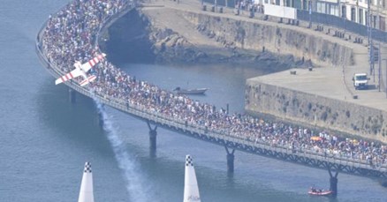 Video: Bonhomme nadvisio ljutog rivala Archa na Red Bull Air Raceu u Portu