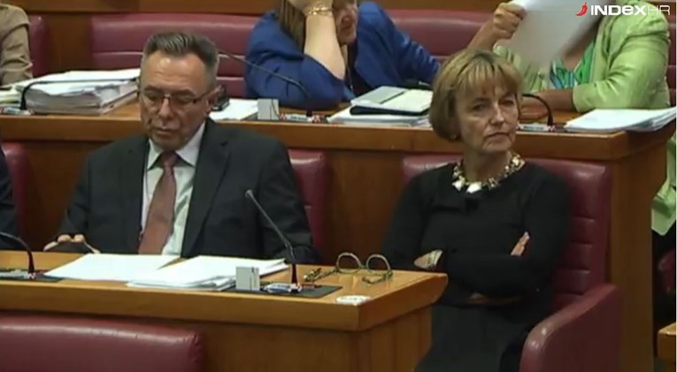 Pusić u Saboru u crnini, njezin pogled govori sve
