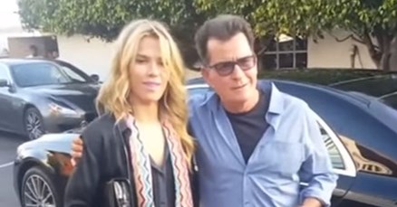 Charlie Sheen ima novu curu i uopće se nećete iznenaditi kad saznate kako ju je upoznao