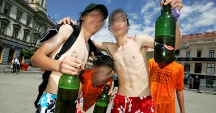 Zadnji dan škole: Osječki osmaši pili pivo i kupali se u fontani