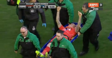 Anfield strahovao: Škrtel nakon žestokog duela nepomično ležao na travnjaku