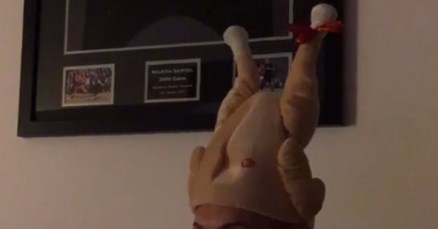 Video: Igrač Liverpoola slavi Božić s puricom na glavi