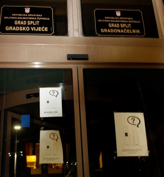 "Split se sjeća žrtava Lore": Oblijepili grad plakatima protiv spomenika 72. bojnoj Vojne policije
