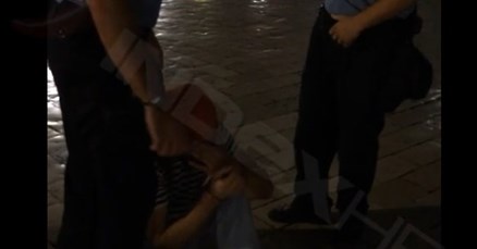 EKSKLUZIVNA SNIMKA Brutalni policijski obračun s humanitarcem Žeravicom na Stradunu