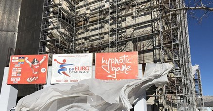 Što mislite, koliko košta komad platna kojim se pokriva ruglo od nedovršene splitske arene?
