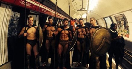 I mi želimo ovakve sexy ratnike u našim tramvajima!