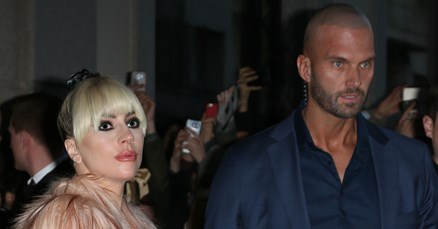 Glamurozno izdanje Lady Gage ostalo je u sjeni njenog seksi zaštitara