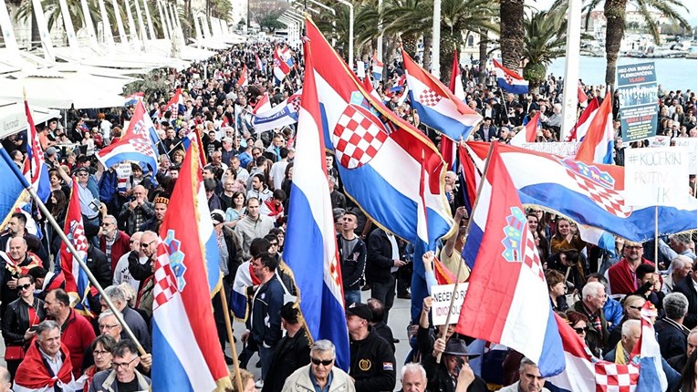 Na prosvjedu protiv Istanbulske urlali ustaški pozdrav i slavili Orbana, tvrde da ih je bilo 70.000