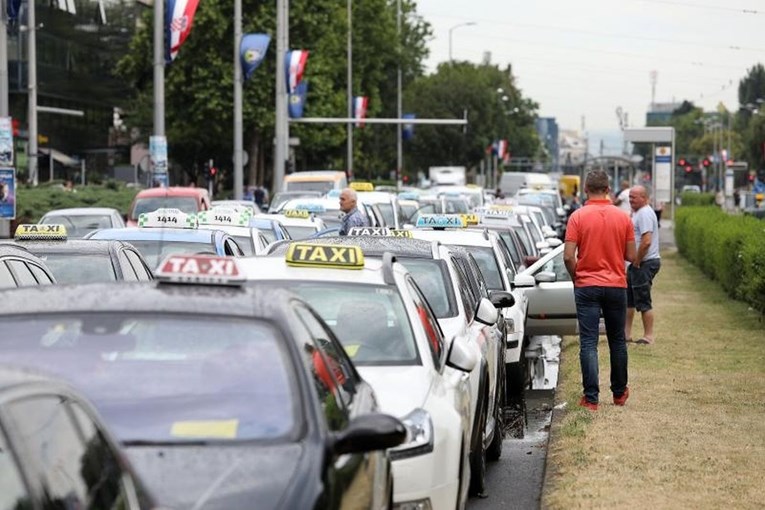 VIDEO Taksisti blokirali Zagreb ilegalnim prosvjedom pa prijetili novinaru Indexa: "Treba te skucati"