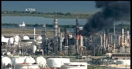 U rafineriji u Teksasu došlo do eksplozije i golemog požara