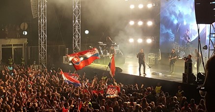 INDEX U VIP LOŽI NA KONCERTU THOMPSONA Domoljubni trash na najjače