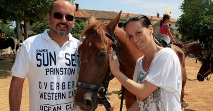 Tony Cetinski i supruga ponosno pozirali uz istarskog riđana, Ivana ga zajahala