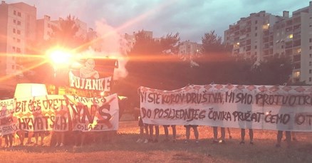 DALMACIJA PROTIV HNS-a Golemi transparenti prekrili zgrade, u Splitu gore baklje