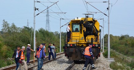 Jedna osoba poginula u naletu vlaka na traktor kod Donjih Andrijevaca