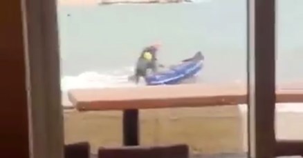 VIDEO Pogledajte urnebesnu borbu turista iz Pakoštana s valovima