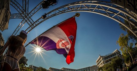 Bogataši stižu s jahtama i privatnim avionima: Na Hvaru opet "najbolji svjetski parti na bazenu"