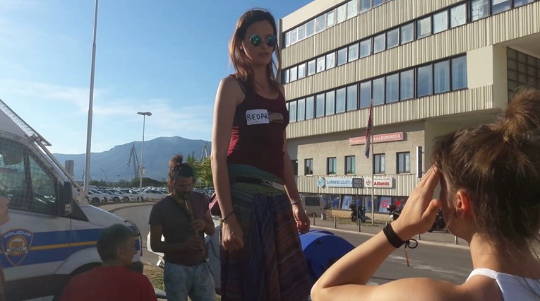 VIDEO Pogledajte što su umjetnici i Radnička fronta izvodili na parkingu policije u Splitu