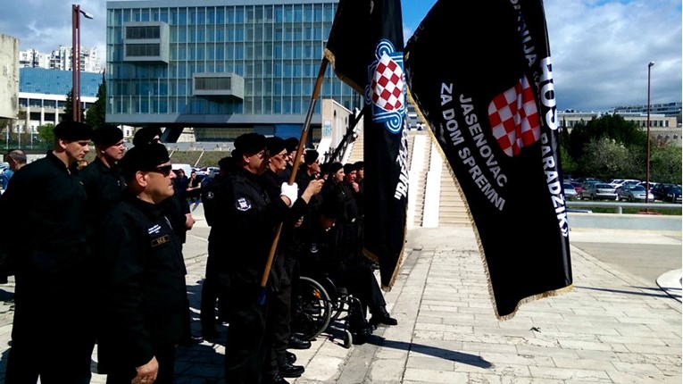 VIDEO Ustaše se postrojile u Splitu: Urlali "Za dom spremni" i pričali o Istanbulskoj