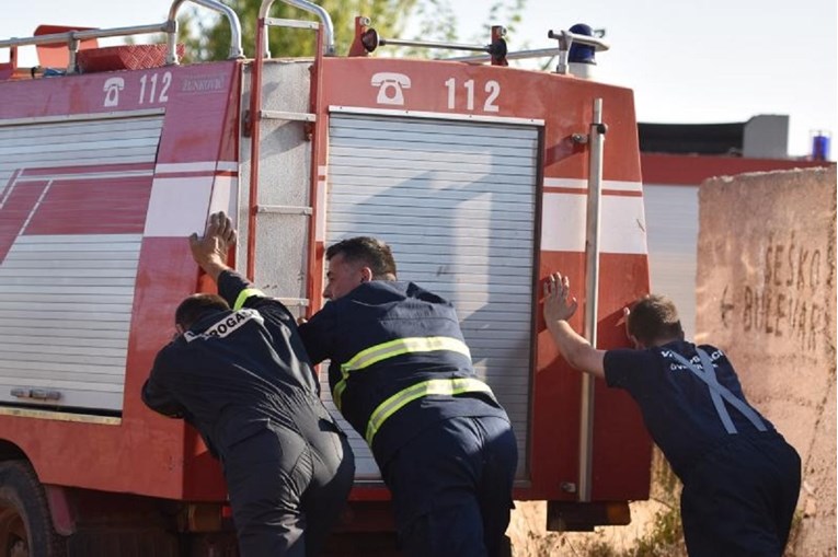 FOTO Vatrogasci krenuli na intervenciju, ali prije toga su morali gurati zastarjelo vozilo